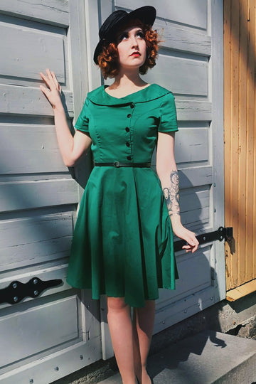 Abito con bottoni verdi